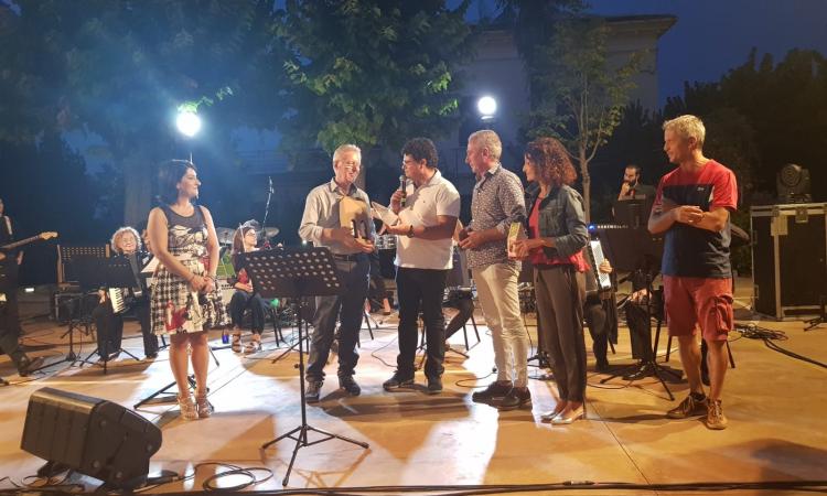 La Fisiorchestra Marchigiana suona a Colmurano e fa il pieno di spettatori La Fisiorchestra Marchigiana suona a Colmurano e fa il pieno di spettatori