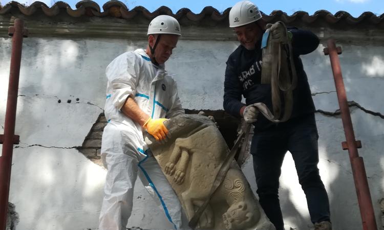 Arquata Del Tronto, recuperato l’antico leone della Chiesa di San Pietro a Borgo (FOTO) Arquata Del Tronto, recuperato l’antico leone della Chiesa di San Pietro a Borgo (FOTO)