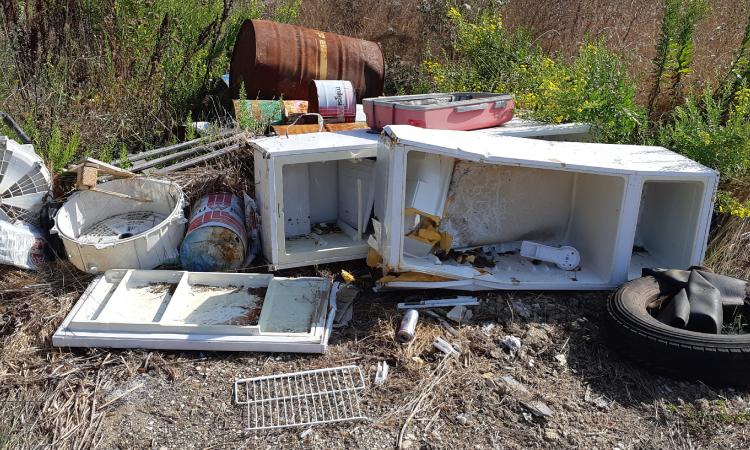 Civitanova, abbandono di rifiuti speciali e degrado nei pressi del fiume Chienti: intervento della Guardia Costiera (FOTO)