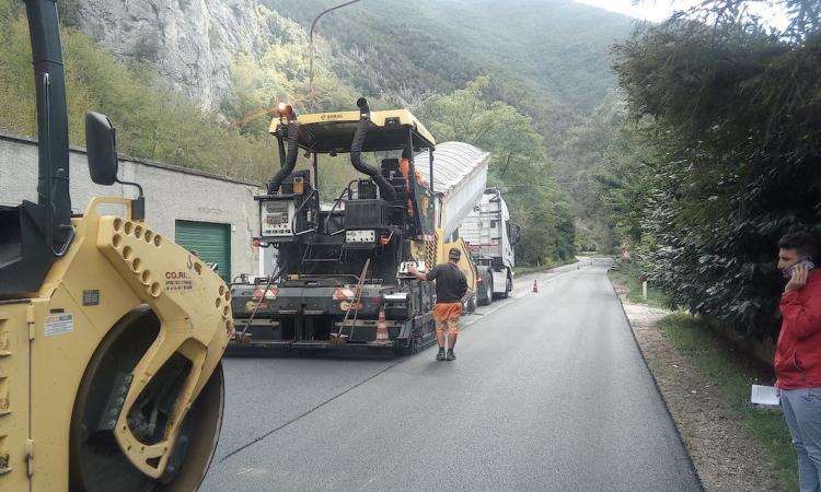 342mila euro per i lavori di pavimentazione della strada provinciale "Pioraco-Sefro" 342mila euro per i lavori di pavimentazione della strada provinciale "Pioraco-Sefro"