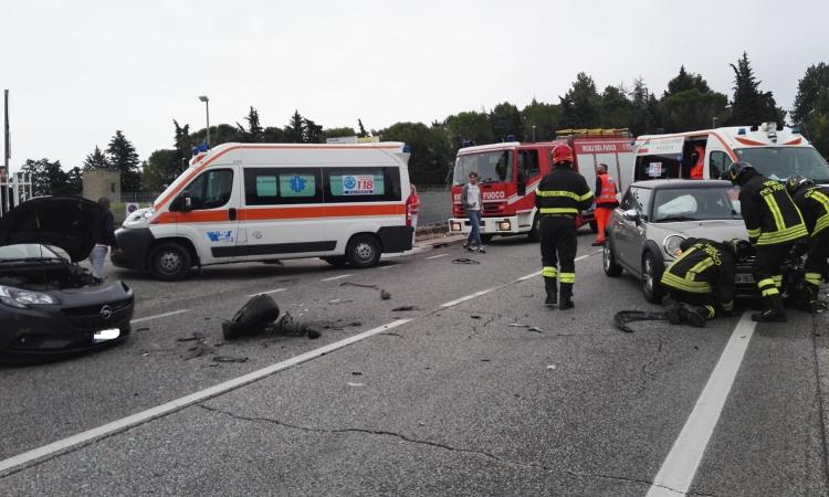 Macerata, scontro tra due auto in via dei Velini (FOTO e VIDEO)