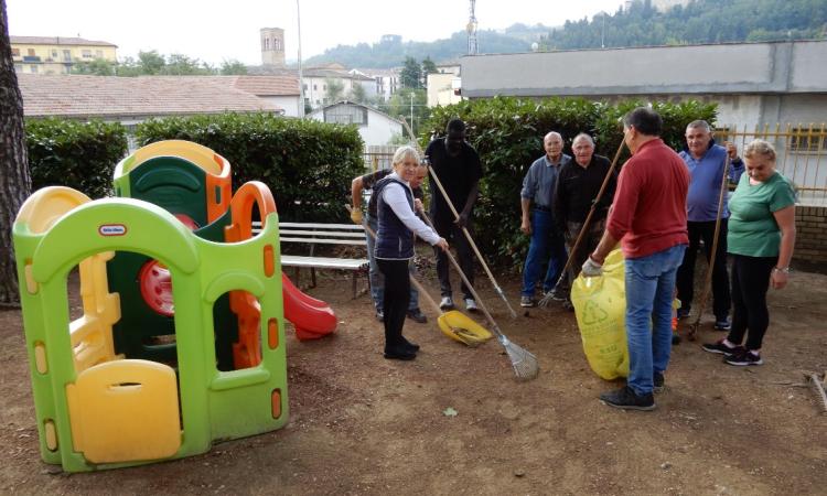 San Severino, nonni volontari all'opera per ripulire il giardino del plesso "Gentili"