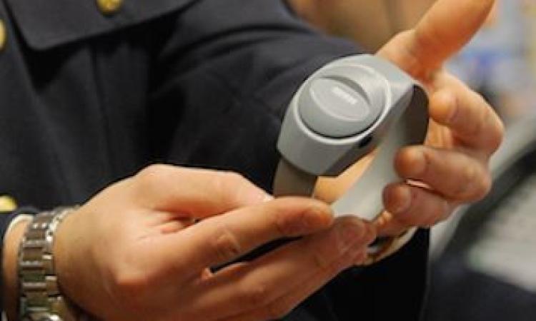 Forza il braccialetto elettronica e scappa: aveva rapinato un locale a Civitanova Forza il braccialetto elettronica e scappa: aveva rapinato un locale a Civitanova