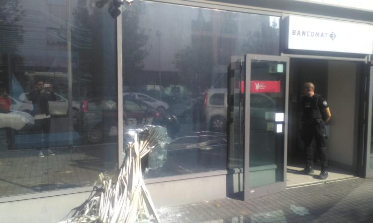 Civitanova, assalto alla Banca Popolare di Bari: malviventi fanno esplodere il bancomat (FOTO)