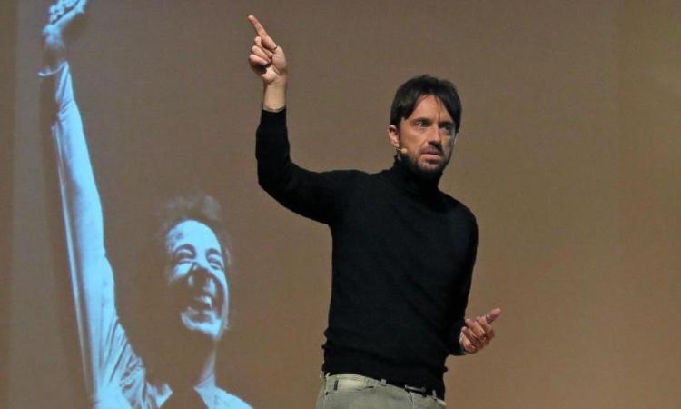 Civitanova, domani al Teatro Rossini arriva Andrea Scanzi con il suo spettacolo su Giorgio Gaber