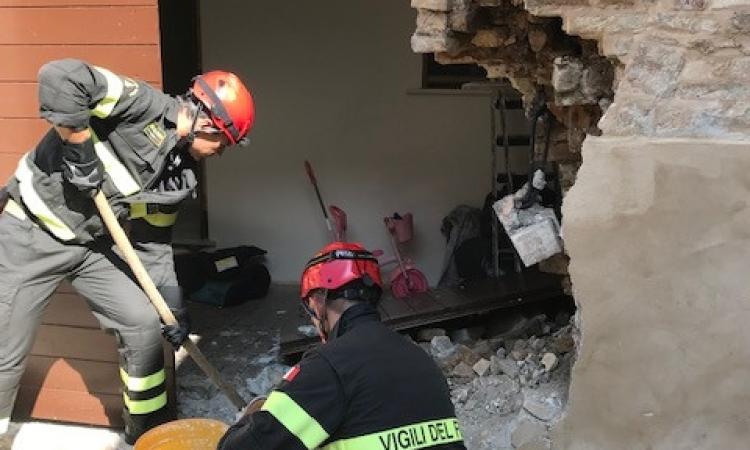 Morrovalle, auto sfonda il muro d'ingresso di un appartamento in centro (FOTO)