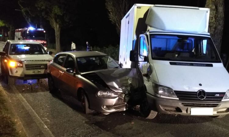 Macerata, scontro tra tre mezzi in via Pancalducci: due persone al pronto soccorso (FOTO)