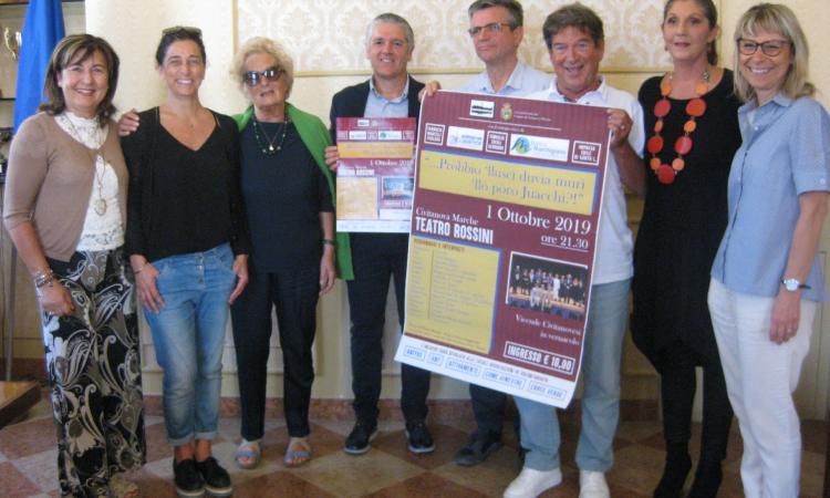 Ottobre inizia con la solidarietà e le risate: il dialetto civitanovese sbarca al Rossini