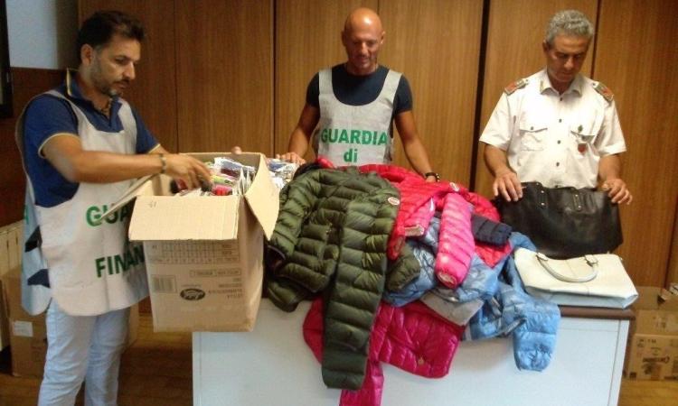 Porto Recanati, blitz nella filiera del falso all'Hotel House: 35 persone denunciate Porto Recanati, blitz nella filiera del falso all'Hotel House: 35 persone denunciate
