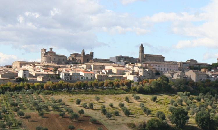 A Civitanova Alta al via "Passeggiar Cantando": la rassegna tra arte, suoni e voci del borgo A Civitanova Alta al via "Passeggiar Cantando": la rassegna tra arte, suoni e voci del borgo