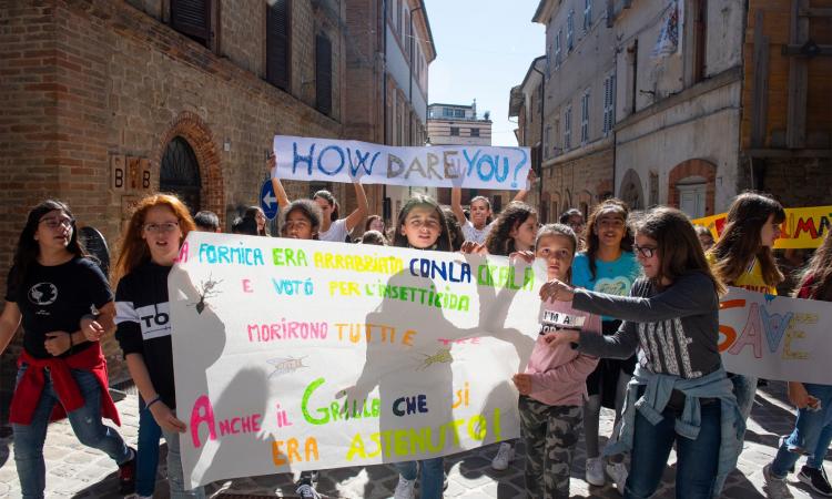 San Ginesio, sciopero per il clima: flash mob degli alunni dell'Istituto "Tortoreto" San Ginesio, sciopero per il clima: flash mob degli alunni dell'Istituto "Tortoreto"