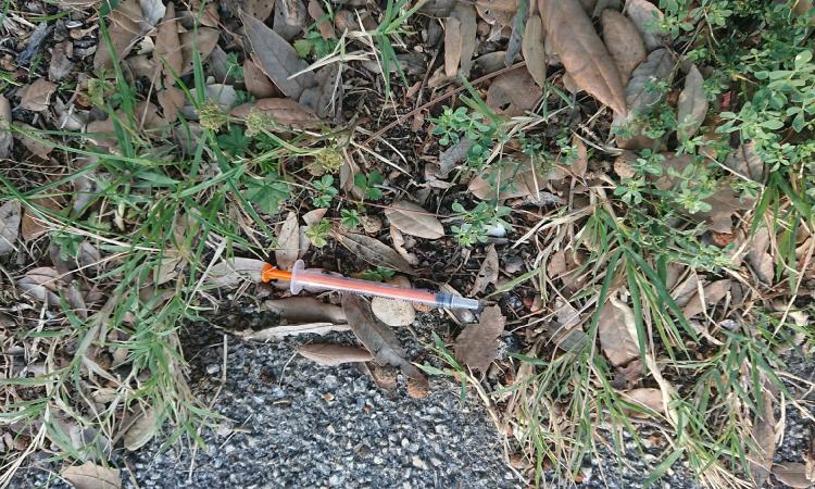 Macerata, siringa abbandonata in contrada Collevario: la segnalazione di una cittadina