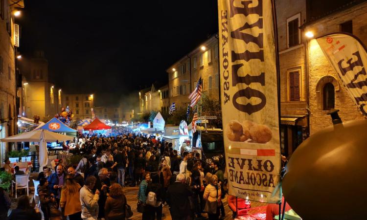 Macerata, torna lo Street Food Festival: quattro giorni di gusto, musica e divertimento in piazza Mazzini