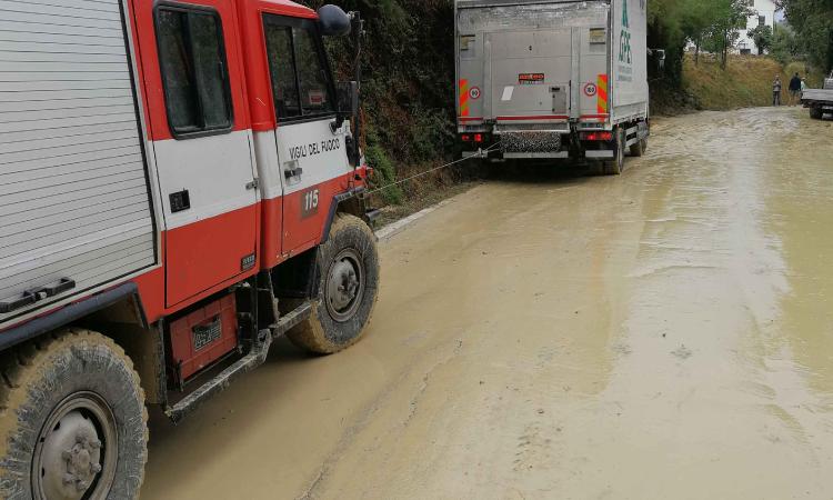 Bomba d'acqua nel maceratese: numerosi i disagi alla circolazione