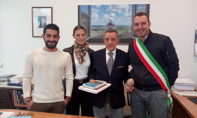 Grande festa a Treia per i 60 anni di carriera dello storico barbiere Renzo Castellani (FOTO)