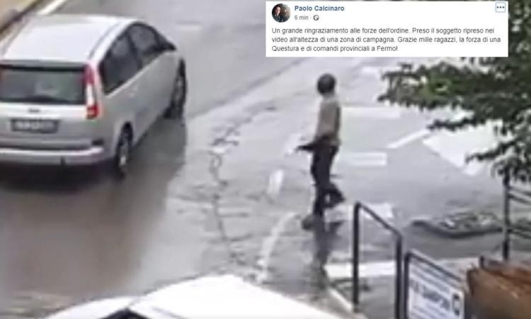 Uomo minaccia i passanti con una roncola: panico a Fermo (VIDEO) Uomo minaccia i passanti con una roncola: panico a Fermo (VIDEO)