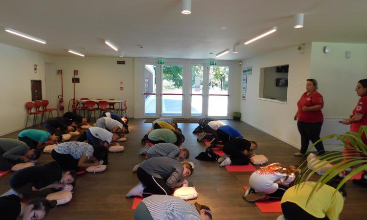 Sarnano, l'utilizzo del defibrillatore nelle scuole: a lezione con la Croce Rossa