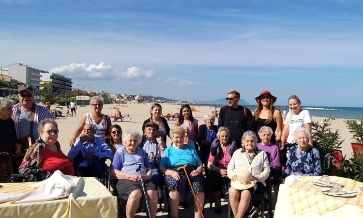 Una passeggiata al mare di inizio autunno per le case di riposo di Loro Piceno e Mogliano