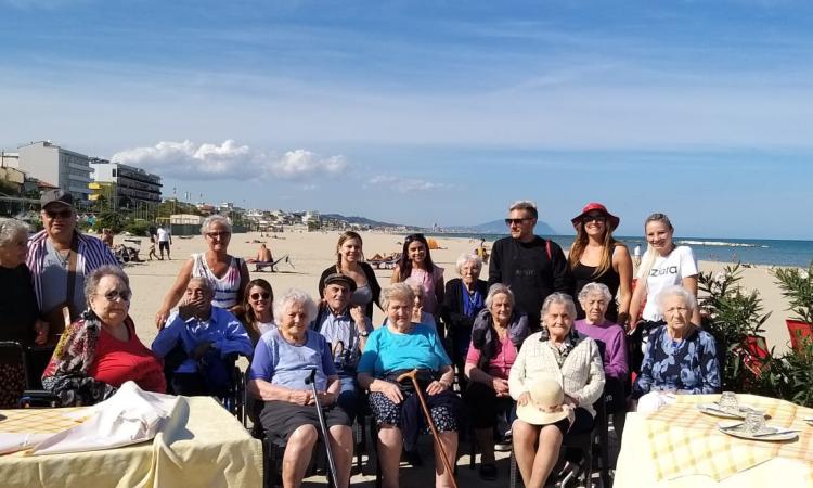 Una passeggiata al mare di inizio autunno per le case di riposo di Loro Piceno e Mogliano Una passeggiata al mare di inizio autunno per le case di riposo di Loro Piceno e Mogliano