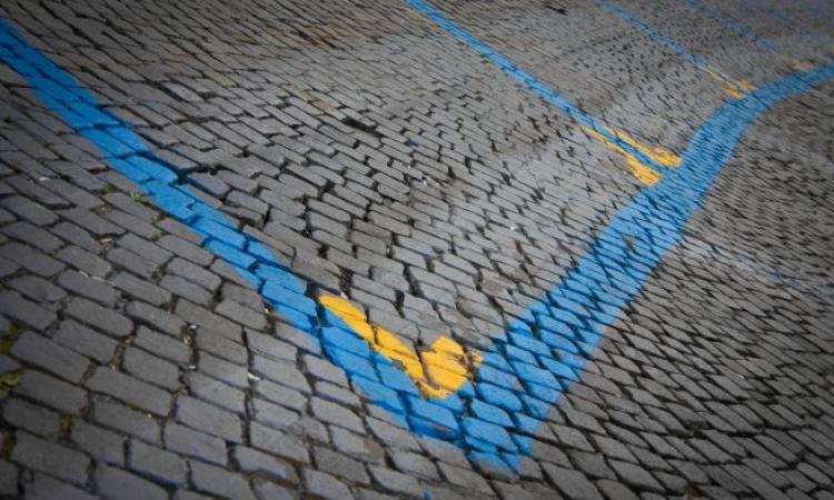 Auto in sosta fuori dalle strisce blu: nessuna legittimazione in capo all’ausiliario del traffico per contestare il mancato ticket Auto in sosta fuori dalle strisce blu: nessuna legittimazione in capo all’ausiliario del traffico per contestare il mancato ticket