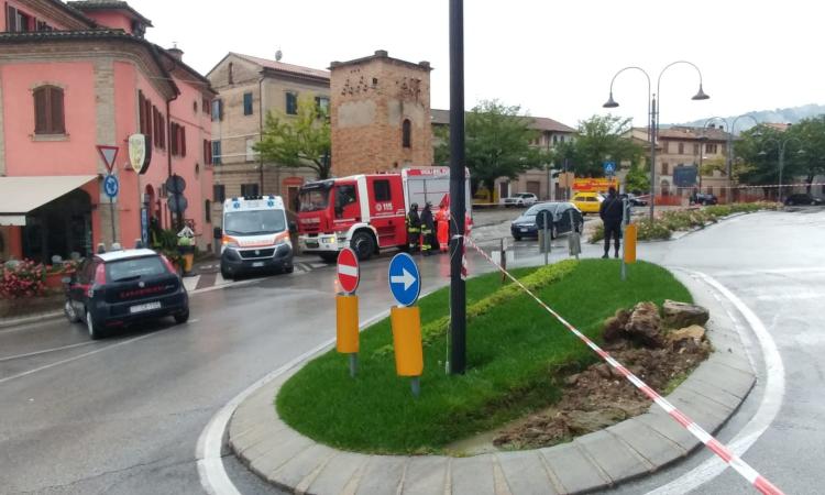 Tolentino, uomo armato in casa: irruzione dei carabinieri. Lui scappa in strada nudo, arrestato (FOTO)