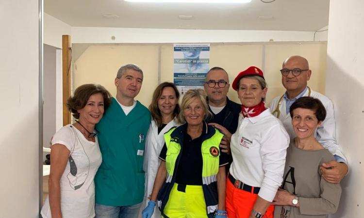 Tolentino, esame gratuito delle carotidi in Piazza: in molti all'iniziativa Tolentino, esame gratuito delle carotidi in Piazza: in molti all'iniziativa