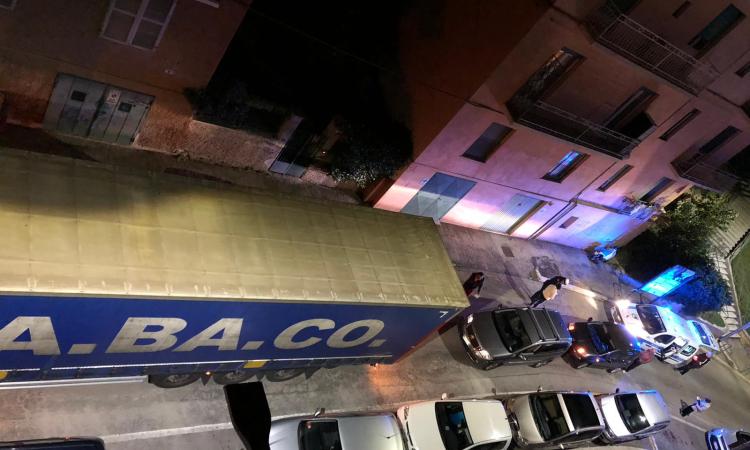 Macerata, mezzo pesante rimane incastrato in via Manzoni: traffico in tilt (FOTO)