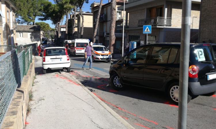 Corridonia, scontro tra due auto: mamma e figlia di 10 anni in ospedale (FOTO) Corridonia, scontro tra due auto: mamma e figlia di 10 anni in ospedale (FOTO)