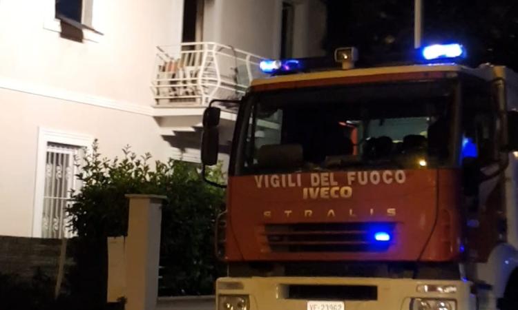 Civitanova, fumo e fiamme da un'abitazione Civitanova, fumo e fiamme da un'abitazione