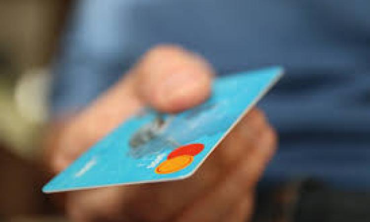 San Severino, oltre mille euro di acquisti con la carta di credito del collega: denunciato