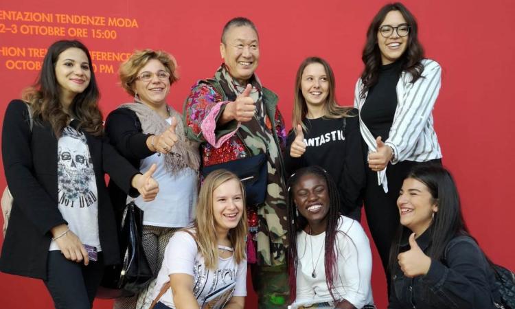 Le ragazze dell'Ipsia "Frau" incontrano lo stilista Yamamoto alla Fiera "Lineapelle" di Milano (FOTO) Le ragazze dell'Ipsia "Frau" incontrano lo stilista Yamamoto alla Fiera "Lineapelle" di Milano (FOTO)