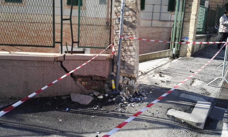 Macerata, perde il controllo dell'auto in piena notte: si schianta contro una colonna e rimane incastrato (FOTO) Macerata, perde il controllo dell'auto in piena notte: si schianta contro una colonna e rimane incastrato (FOTO)