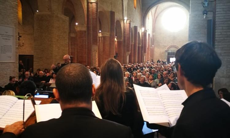 La musica della Form incanta gli spettatori: in 800 all'Abbadia di Fiastra per il concerto