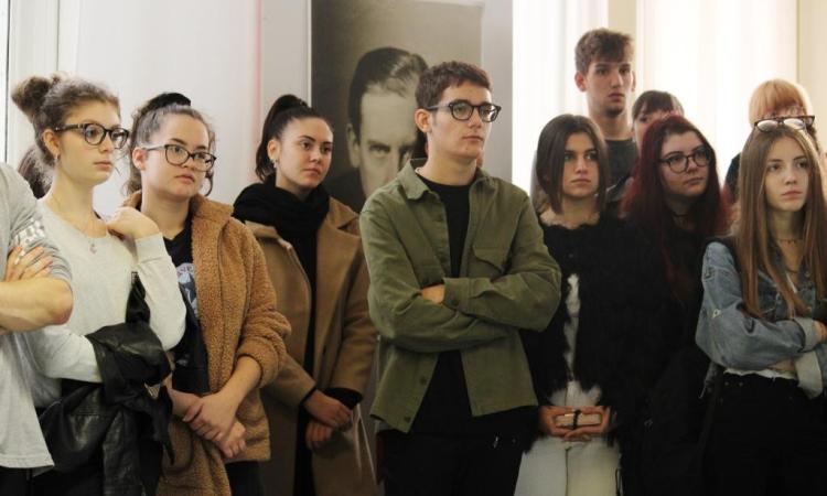 Macerata, "Bauhaus 100": taglio del nastro per la mostra al Liceo "Cantalamessa" (FOTO) Macerata, "Bauhaus 100": taglio del nastro per la mostra al Liceo "Cantalamessa" (FOTO)