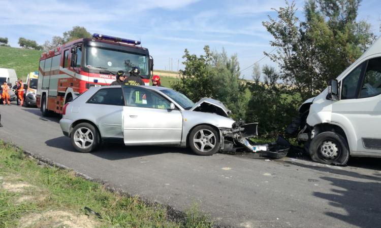 Montelupone, scontro frontale tra auto e furgone: 41enne a Torrette (FOTO E VIDEO)