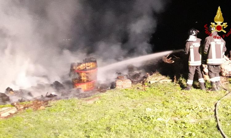 Mogliano, a fuoco una catasta di legname nella notte