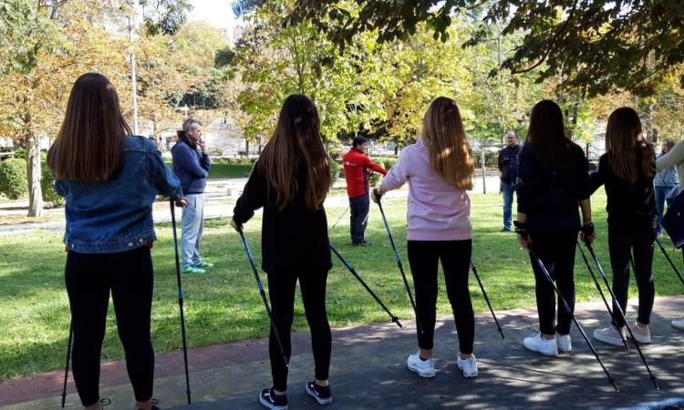 Macerata, lezioni di camminata nordica per i ragazzi del "Mestica" (FOTO)