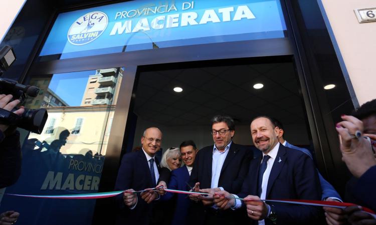 Macerata, Giorgetti inaugura la nuova sede della Lega: "Liberare la città da Carancini" (FOTO)