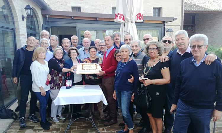 Macerata, mezzo secolo dalla maturità: di nuovo insieme i liceali del Galilei Macerata, mezzo secolo dalla maturità: di nuovo insieme i liceali del Galilei