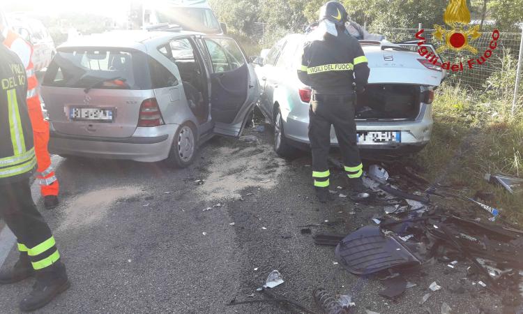Porto Potenza, maxi scontro lungo la Statale: tre feriti gravi al Torrette Porto Potenza, maxi scontro lungo la Statale: tre feriti gravi al Torrette