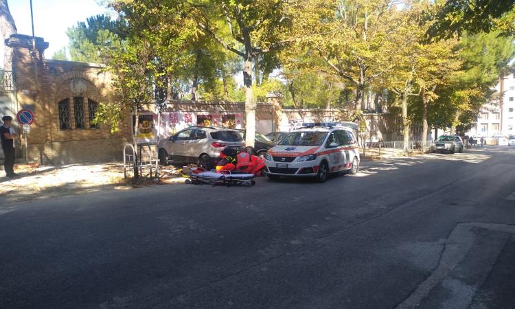 Macerata, uomo trovato ferito a bordo strada con la testa spaccata (FOTO)