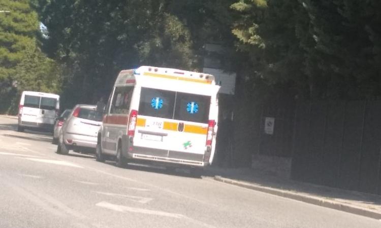 Apiro, scontro tra auto e ape car: due feriti in ospedale Apiro, scontro tra auto e ape car: due feriti in ospedale
