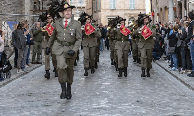 Tolentino, grande partecipazione per l'arrivo della Fanfara dei Bersaglieri (FOTO) Tolentino, grande partecipazione per l'arrivo della Fanfara dei Bersaglieri (FOTO)