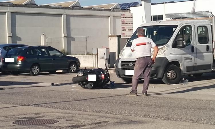 Piediripa, scontro tra scooter e furgone: un ferito grave a Torrette