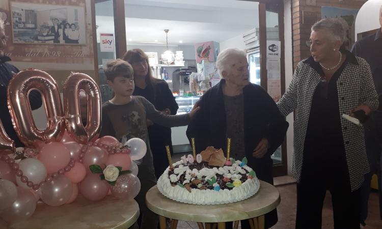 Corridonia, Giuseppa Ceschini soffia le cento candeline (FOTO)