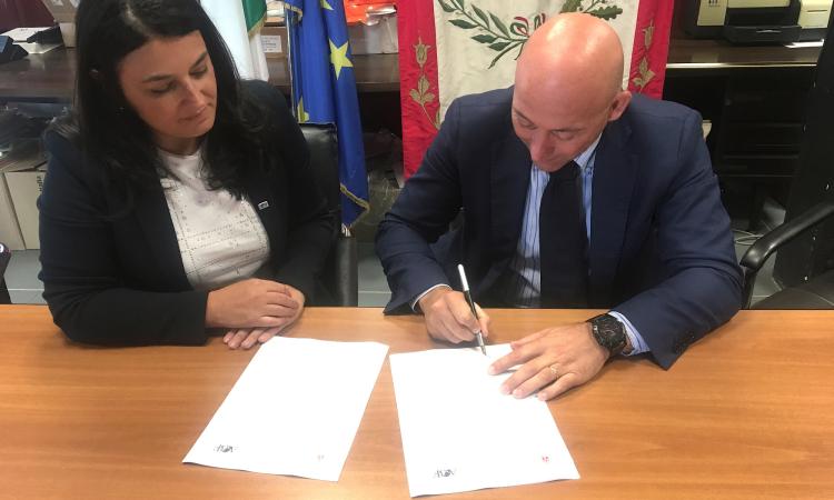 Firma della convenzione tra Andrea Bocelli Foundation e Camerino: a novembre posa della prima pietra Firma della convenzione tra Andrea Bocelli Foundation e Camerino: a novembre posa della prima pietra