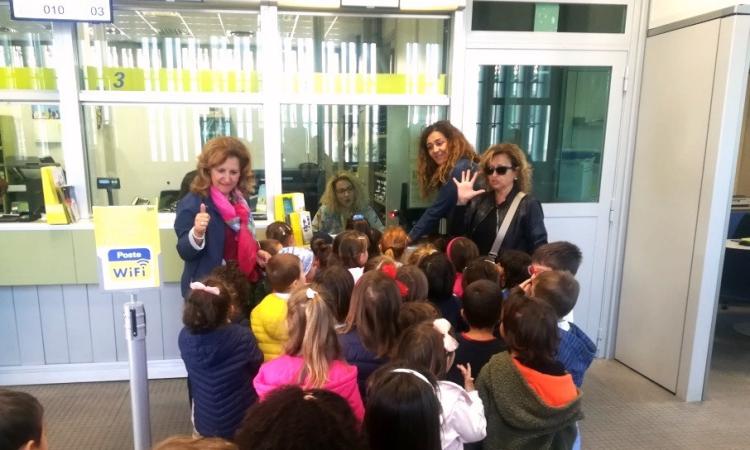 Porto Potenza, i bambini della scuola d'infanzia "Coloramondo" alla scoperta dell'Ufficio Postale Porto Potenza, i bambini della scuola d'infanzia "Coloramondo" alla scoperta dell'Ufficio Postale