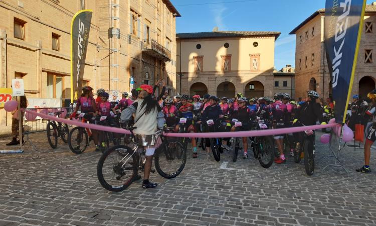 La "Rampirosa" fa tappa a Caldarola: oltre 250 donne affollano il borgo