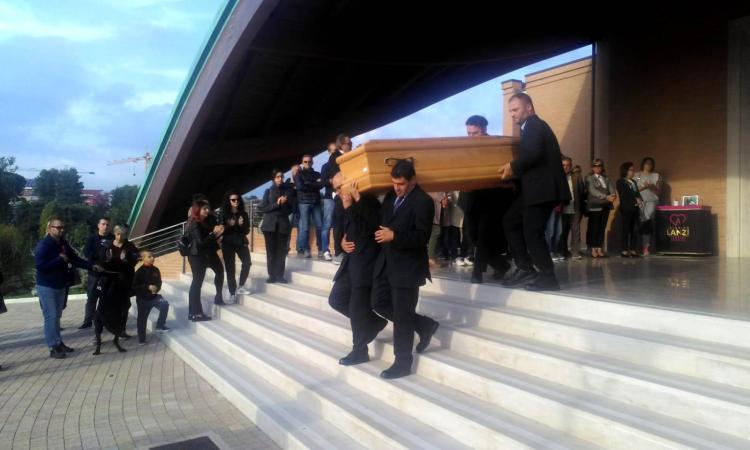 Civitanova, "Non un addio, ma un arrivederci": l'ultimo saluto a Fabio Torresi (FOTO) Civitanova, "Non un addio, ma un arrivederci": l'ultimo saluto a Fabio Torresi (FOTO)