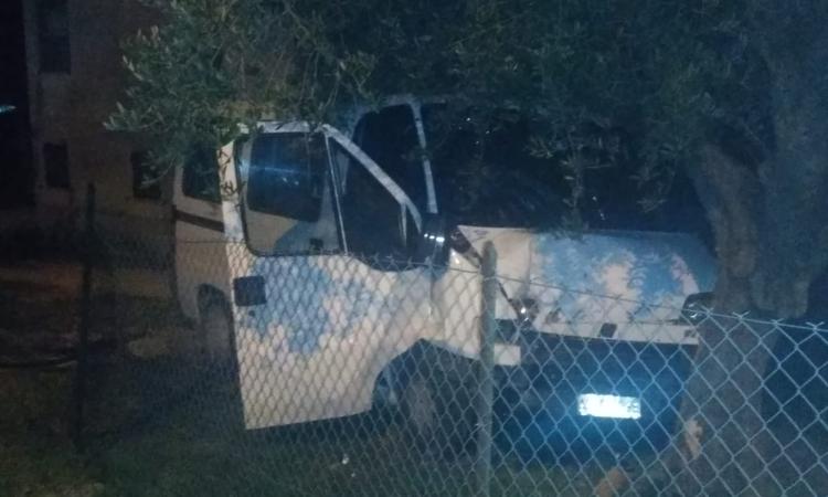 Appignano, finisce col furgone contro un albero: trasportato d'urgenza a Torrette (FOTO)